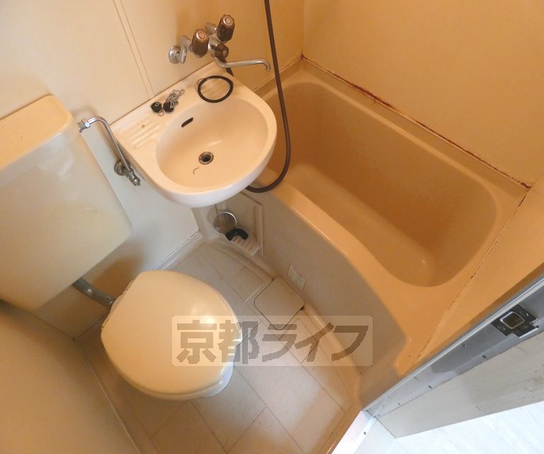 バス・シャワールーム　バスルームです