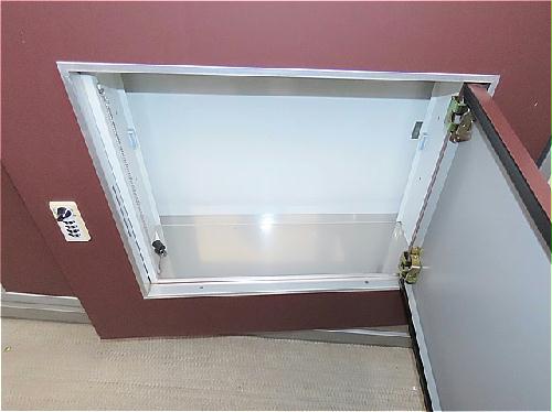 玄関　玄関扉に宅配ボックスあり