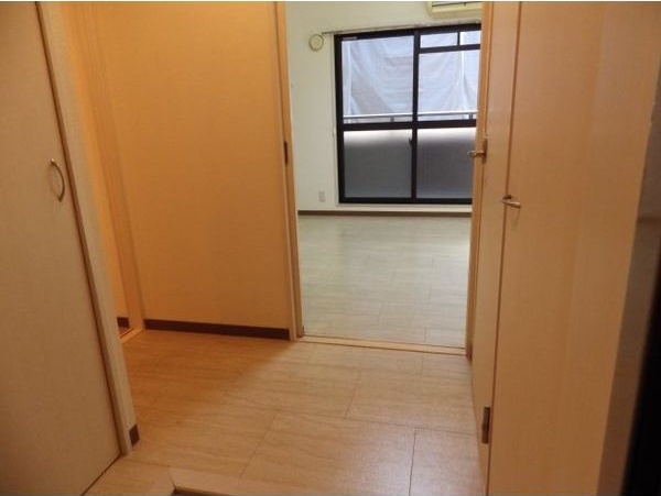 玄関　※写真は同じマンションの違う部屋のものになります。