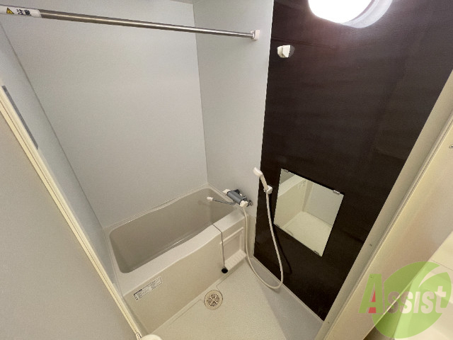 バス・シャワールーム　バスルームはこちらです。広々としてゆったり休めます。