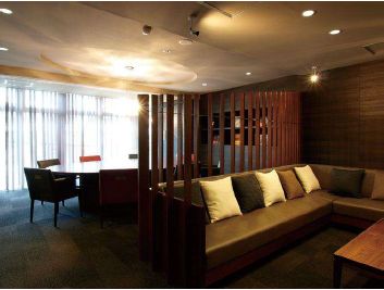 セキュリティ　落ち着いたラウンジルーム