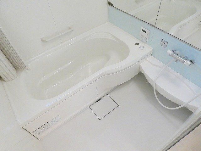 バス・シャワールーム　広めの浴室です。（追い焚き・浴室乾燥機付）