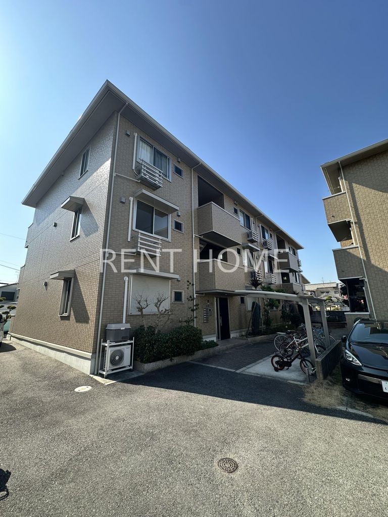 建物外観　３階建てのスマートな建物です。