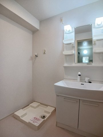 洗面設備　ゆったりとスペースのある洗面所