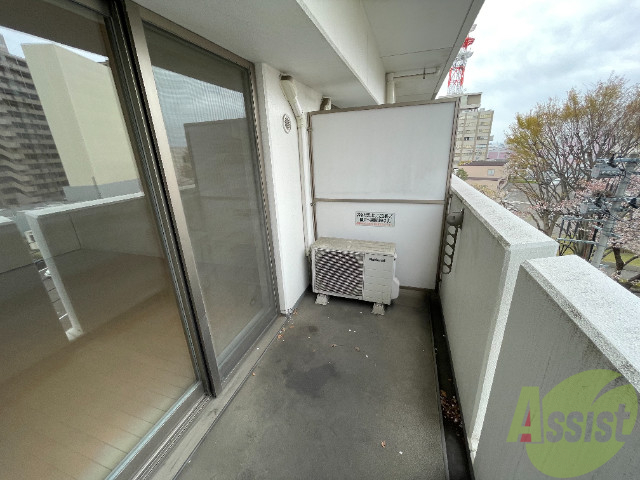 バルコニー　こちらはバルコニーです。洗濯物が干せるスペースがありました。