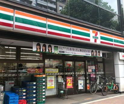 コンビニ　セブンイレブン 四谷4丁目店（コンビニ）まで394m