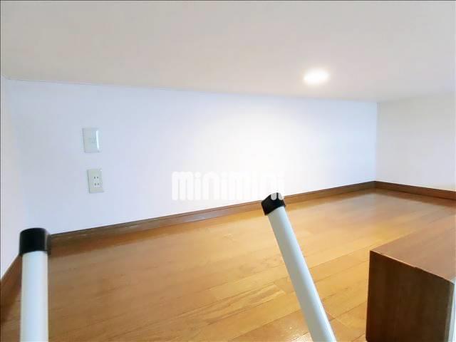 その他　収納にもベッド代わりにも使えるロフト。