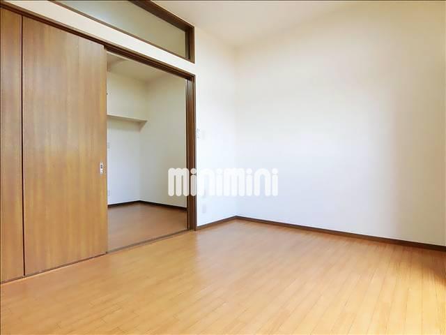 居室・リビング　居室と寝室を分けて生活できます。