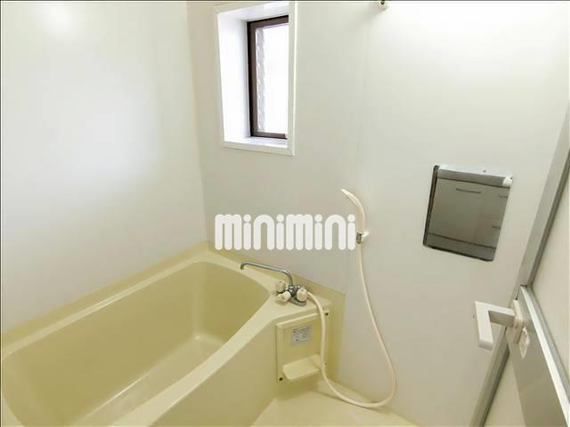 バス・シャワールーム　給湯式のお風呂。お風呂にも窓があります。