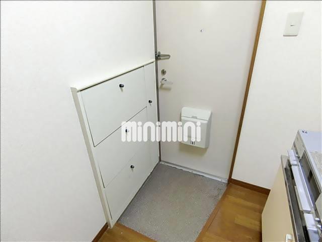 玄関　下駄箱付きで靴も収納できます。