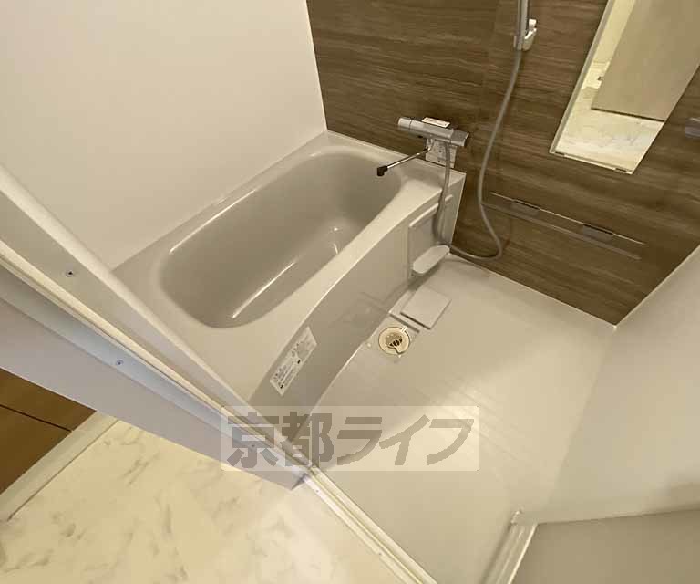 バス・シャワールーム　鏡のある便利なお風呂