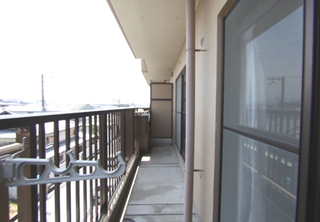 バルコニー　外からの目が気にならないバルコニーで洗濯物が干せます