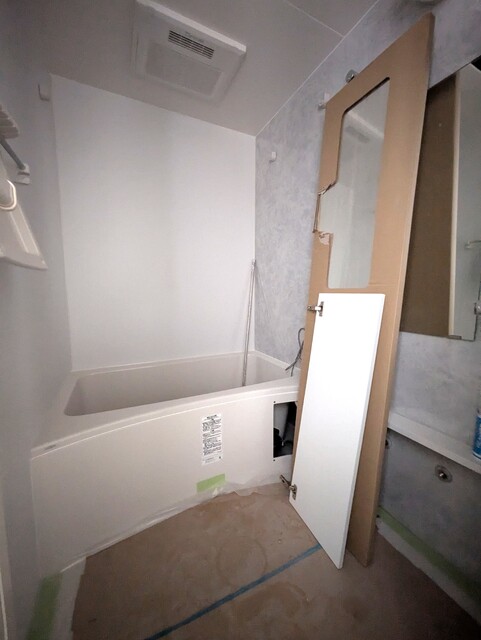 バス・シャワールーム　建築中の２０２号の写真