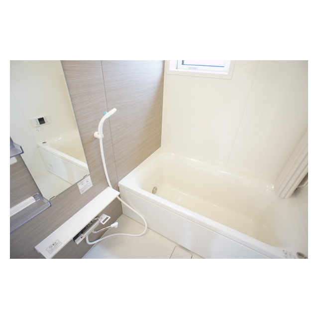 バス・シャワールーム　小窓は日中の換気に便利ですね