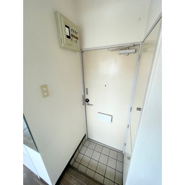 玄関　玄関から部屋全体は見えないので、来客時も安心！