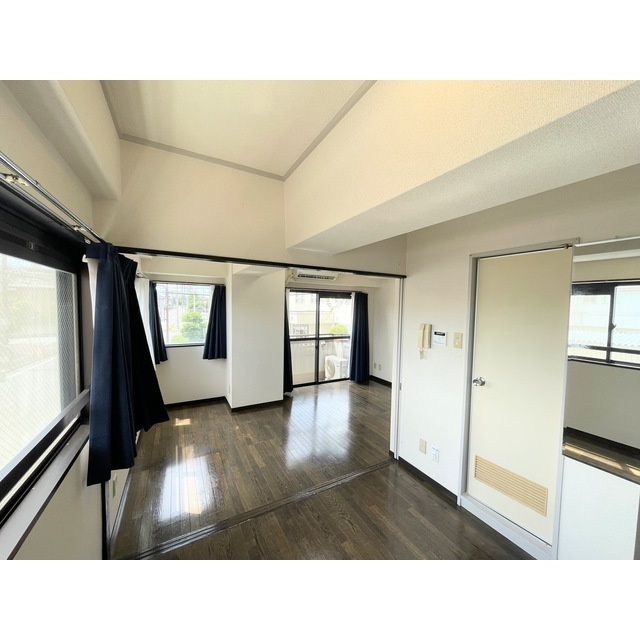 居室・リビング　洋室１１．５畳！広くて快適♪