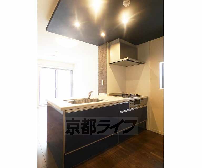 キッチン　２階はキッチンの色がブルーです。