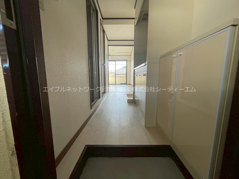 玄関　203号室の写真です。