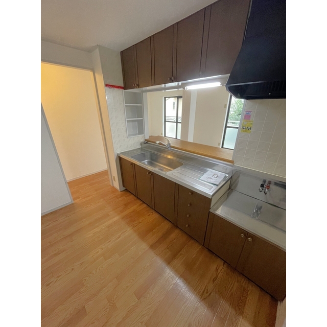 キッチン　カウンターキッチン、上下に収納スペース