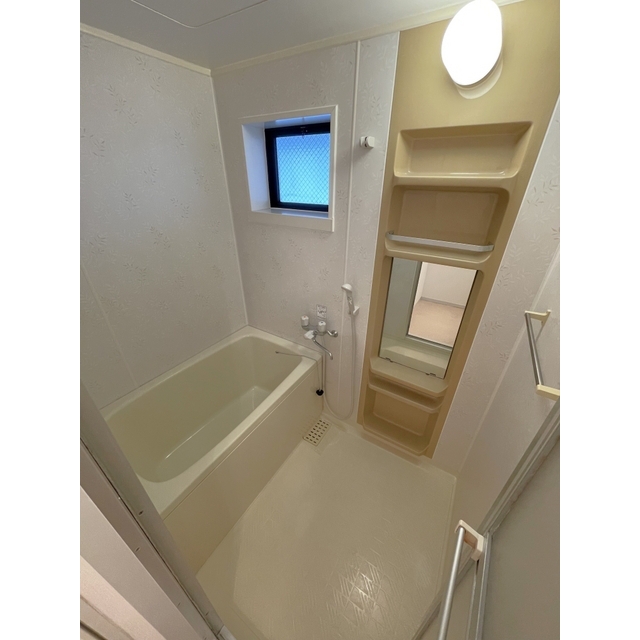 バス・シャワールーム　シャワー、小窓あり、タオル掛けあり