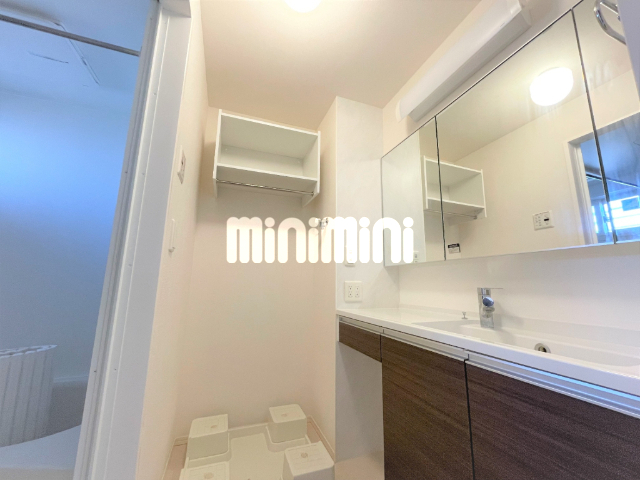 洗面設備　鏡が大きくて女性におすすめ