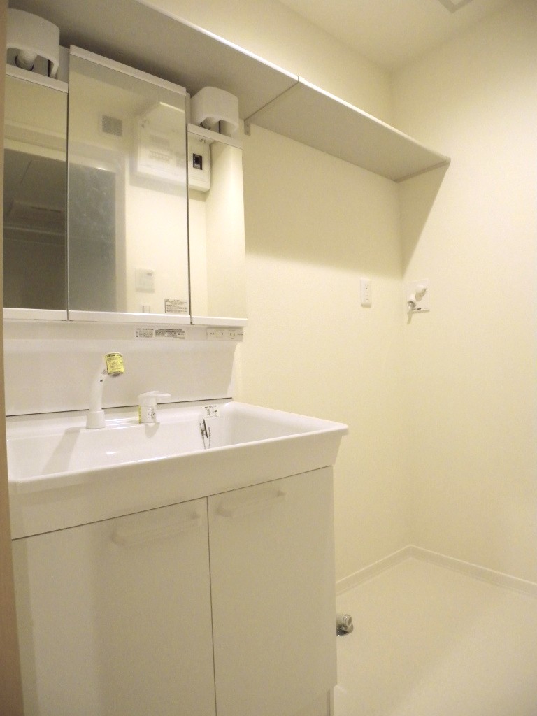 洗面設備　入居中の為、他号室の参考写真です。現況優先します。