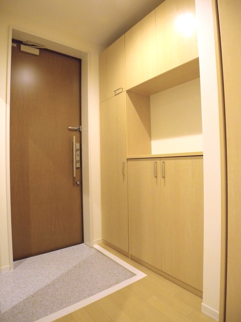 玄関　入居中の為、他号室の参考写真です。現況優先します。