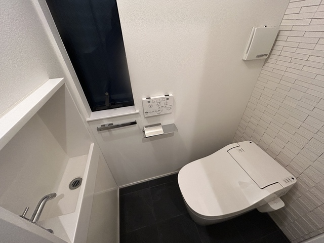 トイレ　１階トイレ（温水洗浄便座）、手洗いカウンター付