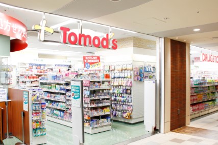 ドラックストア　トモズ アコルデ代々木上原店（ドラッグストア）まで837m