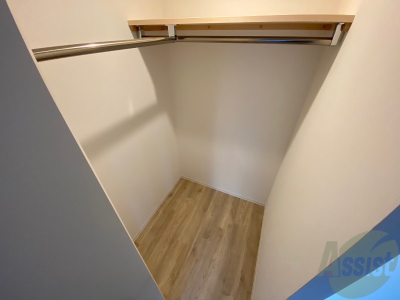 収納　こちらの収納にはハンガーをかけて服もしまえますね。