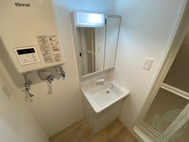 洗面設備　独立洗面台です。大きくてよいですね。シャンプーもできます！