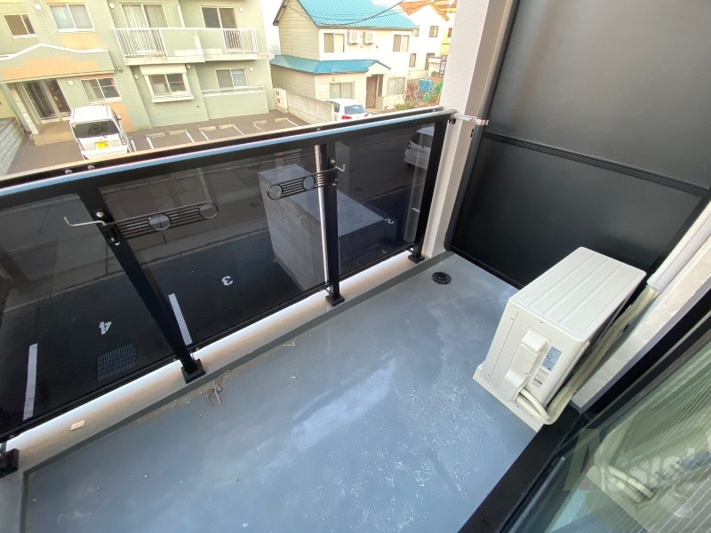 バルコニー　バルコニーは幅があり、広い印象を受けました。