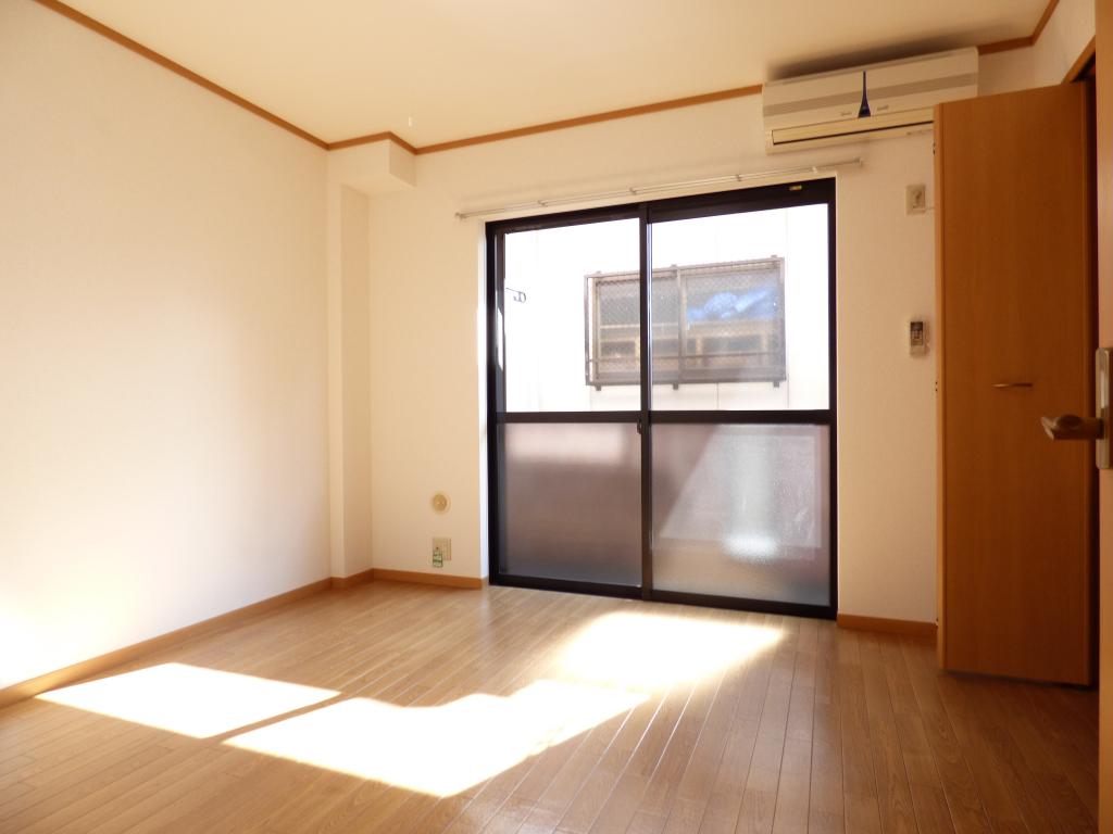 居室・リビング　明るいお部屋です