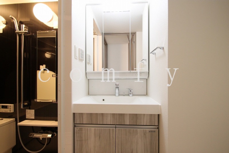 洗面設備　独立洗面台は三面鏡になるタイプ