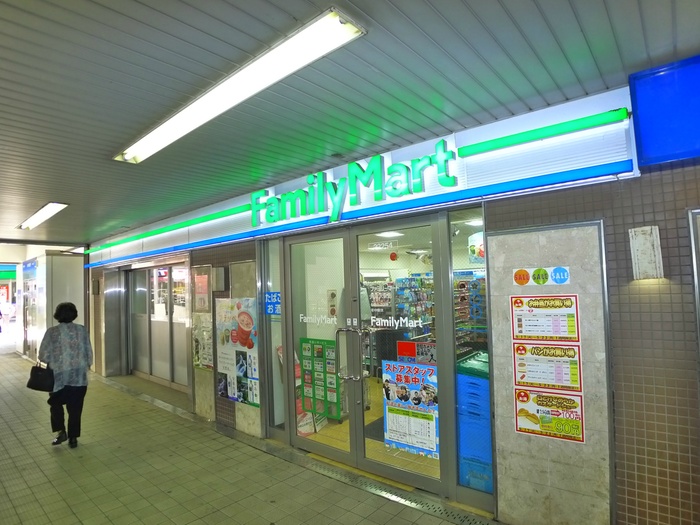 コンビニ　ファミリーマート（コンビニ）まで890m