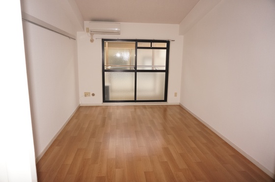 居室・リビング　※他号室の写真です。