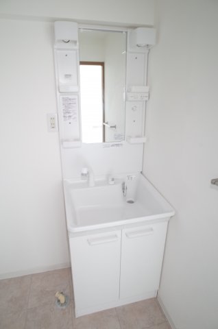 洗面設備　朝の忙しい時間、ケンカしないで順番に使ってくださいね！