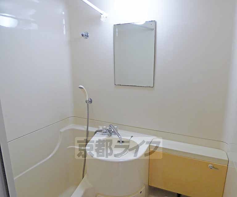 洗面設備　綺麗な洗面台です。