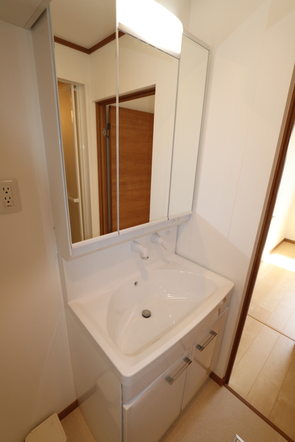 洗面設備　☆便利なシャワー付独立洗面台☆