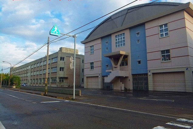 中学校　上越市立直江津中学校（中学校）まで150m