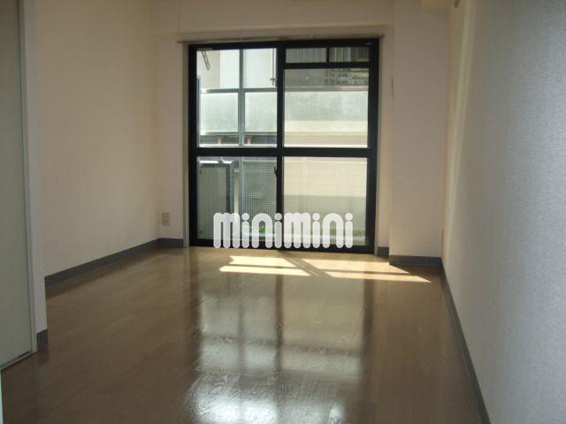 居室・リビング　フローリングの洋室です