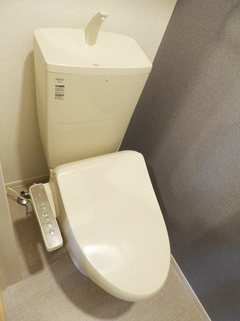 トイレ　シャワートイレ・収納棚あり