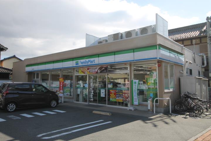 コンビニ　ファミリーマート（コンビニ）まで819m