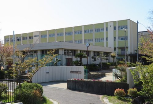 中学校　神戸市立東落合中学校（中学校）まで727m