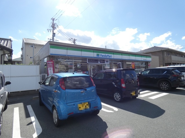 コンビニ　ファミリーマート（コンビニ）まで554m
