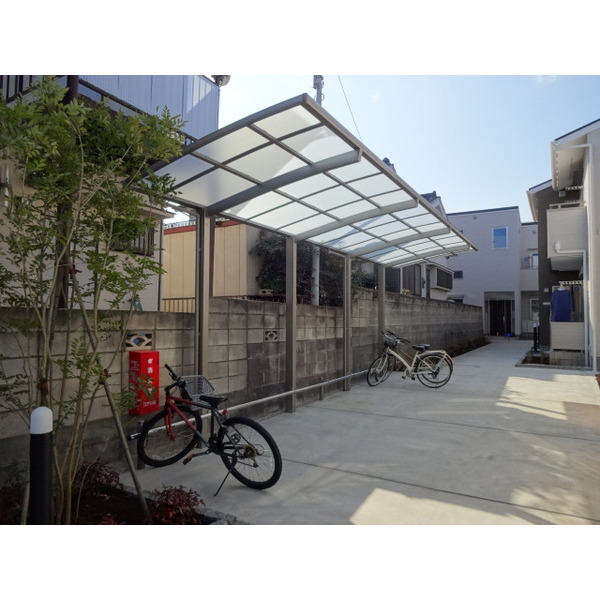 駐車場　屋根付き駐輪場