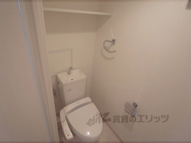 トイレ　上に棚があり便利。