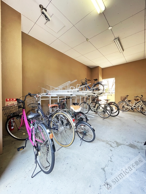 その他共有部分　駐輪場は建物内なので雨の日も安心♪