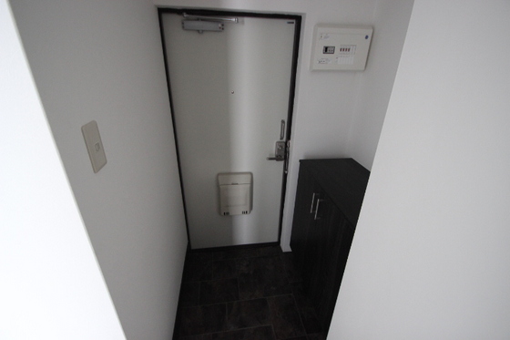 玄関　※別号室の写真です　現況と異なる場合は現況優先です