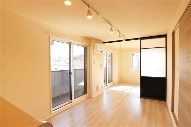 居室・リビング　リビングから洋室